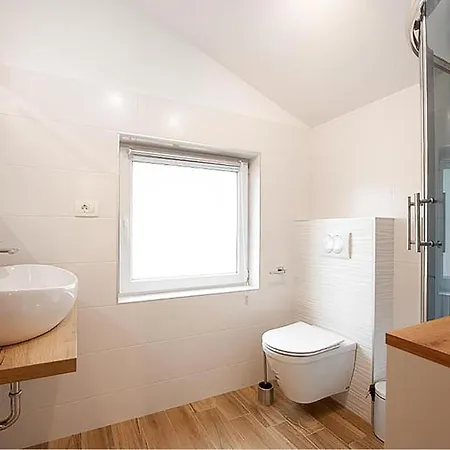 Nice Home In Jurdani With Private Swimming Pool, Can Be Inside Or Outside 別荘