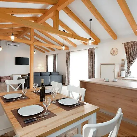 Nice Home In Jurdani With Private Swimming Pool, Can Be Inside Or Outside 別荘 *