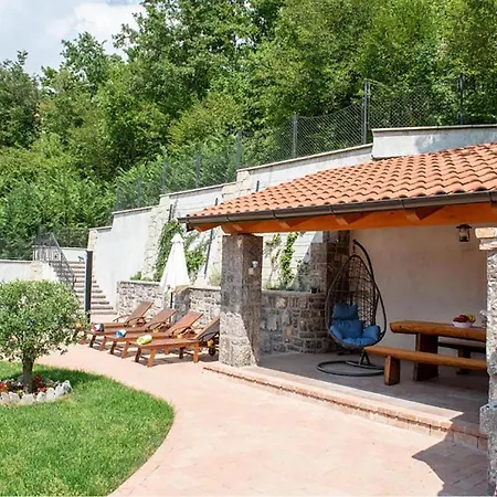 別荘 Nice Home In Jurdani With Private Swimming Pool, Can Be Inside Or Outside *