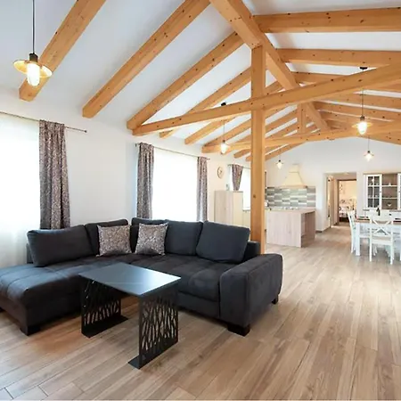 別荘 Nice Home In Jurdani With Private Swimming Pool, Can Be Inside Or Outside