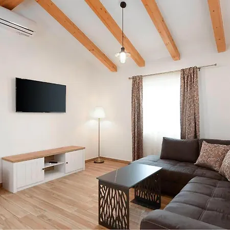 Nice Home In Jurdani With Private Swimming Pool, Can Be Inside Or Outside 別荘 Jurdani