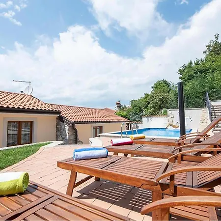 別荘 Nice Home In Jurdani With Private Swimming Pool, Can Be Inside Or Outside Jurdani