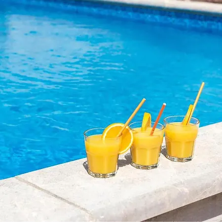Nice Home In Jurdani With Private Swimming Pool, Can Be Inside Or Outside 別荘