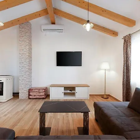 Nice Home In Jurdani With Private Swimming Pool, Can Be Inside Or Outside * Jurdani