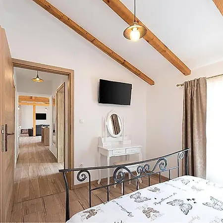 Nice Home In Jurdani With Private Swimming Pool, Can Be Inside Or Outside 別荘 *