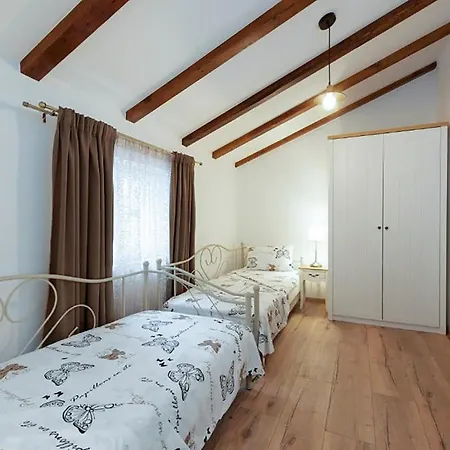 Nice Home In Jurdani With Private Swimming Pool, Can Be Inside Or Outside 別荘